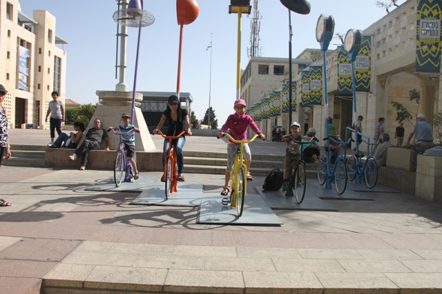 תחילת הסיור בכיכר ספרא